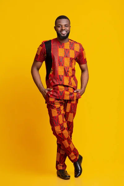 Hombre africano confiado en traje auténtico posando sobre amarillo — Foto de Stock