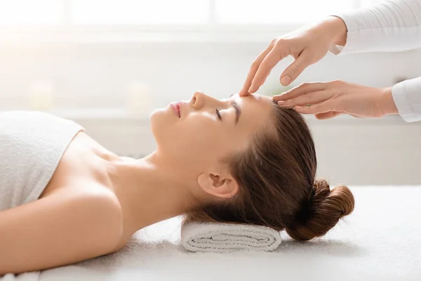 Acupressure masaż głowy dla młodej kobiety w spa — Zdjęcie stockowe