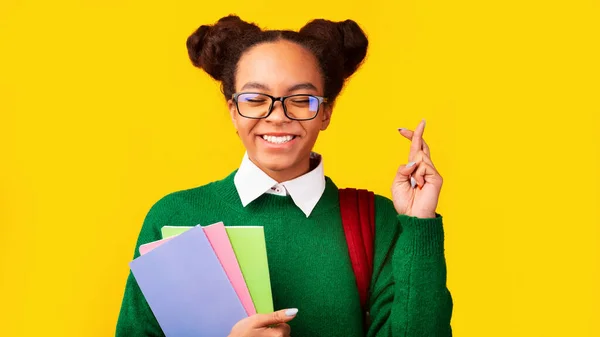 Hopeful african american teenager crossing her fingers — Stock Photo, Image