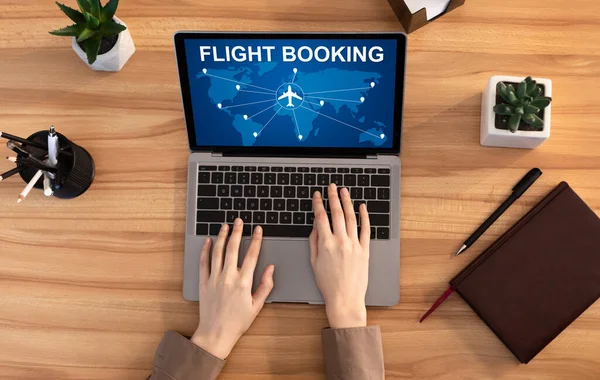 Lady Booking Flight mit Laptop am Schreibtisch im Innenraum, über der Ansicht — Stockfoto