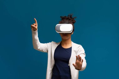 VR kulaklıklı Afrikalı Amerikalı kız sanal gerçeklik yaşıyor.