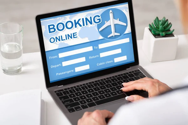 Žena rezervace letu sedí na notebooku plánování výletu Indoors, oříznuté — Stock fotografie