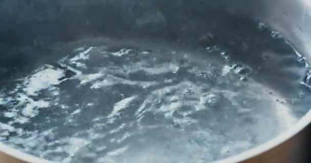 Nærbillede af kogende vand i gryde – Stock-video