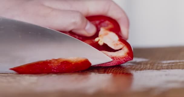 Köchin schneidet rote Paprika auf Schneidebrett — Stockvideo