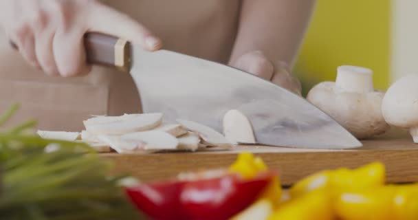 Mujer picando setas frescas en la tabla de cortar — Vídeos de Stock