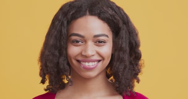 Portret młodej czarnej kobiety ze szczęśliwym uśmiechem na twarzy — Wideo stockowe