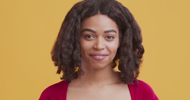 Positivo africano americano chica guiño en la cámara — Vídeo de stock