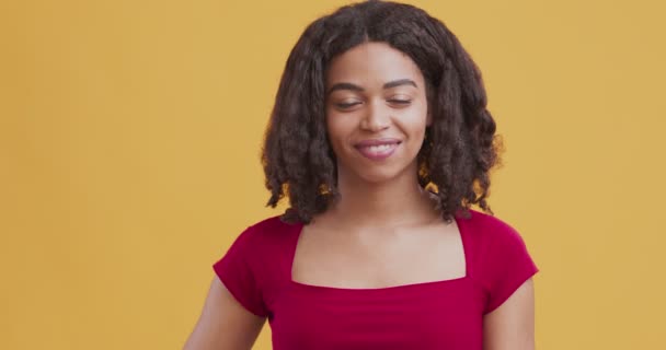 Positivo jovem afro-americano mulher acenando mão para cumprimentar — Vídeo de Stock