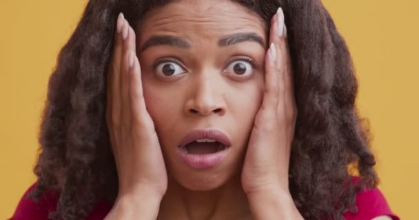 Close up retrato de mulher negra chocada — Vídeo de Stock