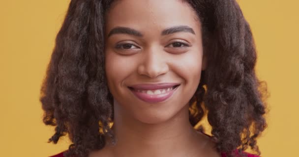 युवा अफ्रीकी अमेरिकी लड़की कैमरा पर व्यापक रूप से मुस्कुराते हुए — स्टॉक वीडियो