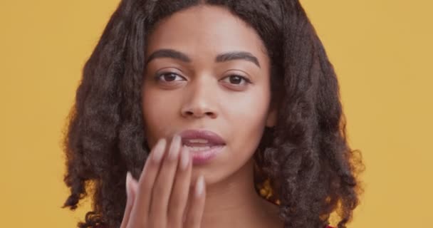 Mulher afro-americana bonito enviando beijo golpe na câmera — Vídeo de Stock