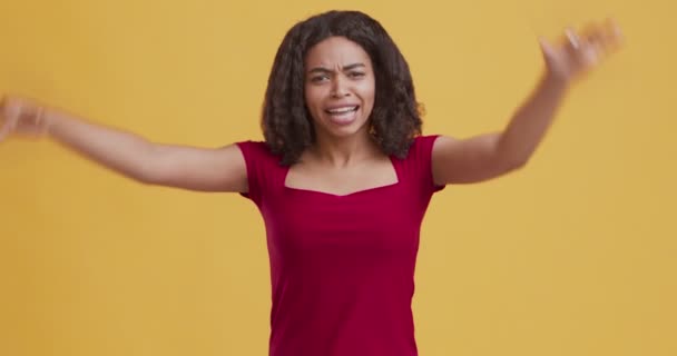 Glückliches schwarzes Mädchen schreit JA und hebt vor Aufregung die Hände — Stockvideo