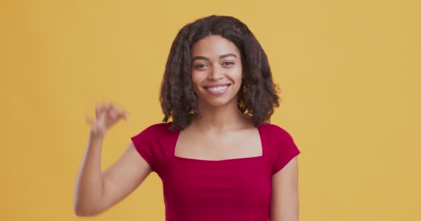 Gelukkig zwart vrouw gebaar goed teken en glimlachen — Stockvideo