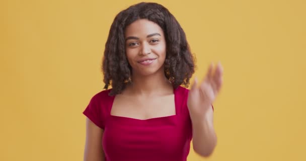 Dość afrykański amerykański dziewczyna dając rękę dla pocałunek powitanie — Wideo stockowe