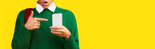 Closeup of amazed afro teen pointing at mobile phone — Stock Photo, Image