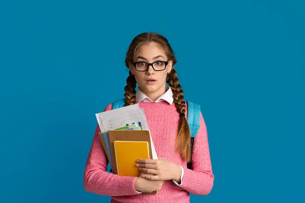 Conceito de escola, faculdade e universidade. Surpresa, menina assustada segurando cadernos e gráficos — Fotografia de Stock