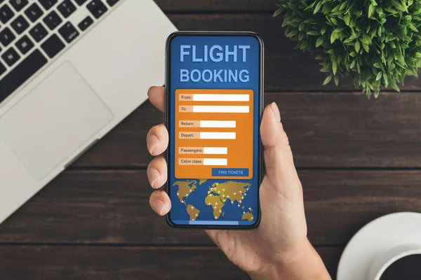 Biletleri Çevrimiçi, Yakın Çekim, Üst Görünüm için Telefon Kullanan Kadın