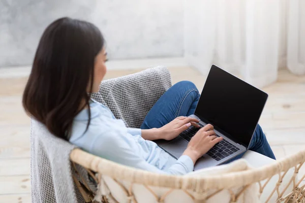 Mockup immagine di ragazza asiatica utilizzando il computer portatile con schermo bianco a casa — Foto Stock