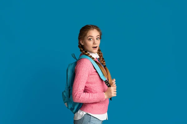 Tini lány hátizsák kék háttér — Stock Fotó