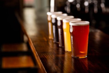 Oktoberfest. Bira, bira, açık, koyu ve filtresiz bira bardakta, barda, ahşap tezgahta.