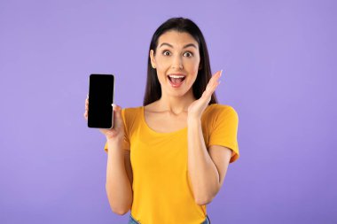 Beyaz boş cep telefonu ekranı gösteren kız