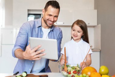 Neşeli Baba ve Kızı Mutfakta Dijital Tablet Kullanıyor