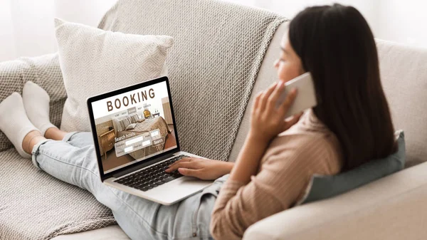 Girl booking hotel online, μιλώντας στο τηλέφωνο με την ομάδα κρατήσεων — Φωτογραφία Αρχείου