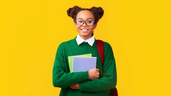 Bella adolescente americana africana con quaderni colorati — Foto Stock