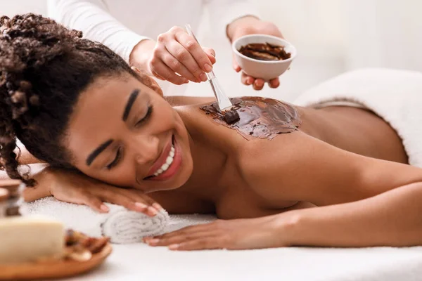 Closeup of smiling african woman getting treatment at spa — Stock Photo, Image