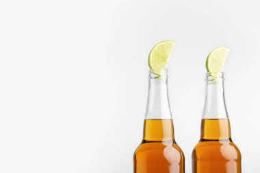 Limonlu bira. Beyaz arka planda izole edilmiş şişelerdeki parlak bira