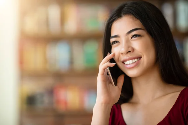 Modern İletişim. Cep telefonuyla konuşan gülümseyen Asyalı kızın yakın plan portresi. — Stok fotoğraf