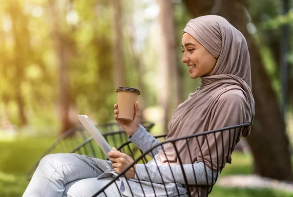 Mosolygó arab lány kezében digitális tabletta és kávé menni — Stock Fotó
