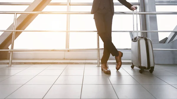 Primer plano del hombre de negocios esperando en el aeropuerto con la maleta — Foto de Stock