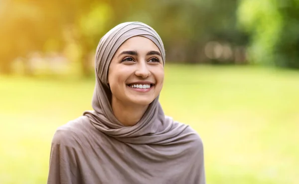 Wanita arab muda yang bahagia menghabiskan waktu di taman umum — Stok Foto