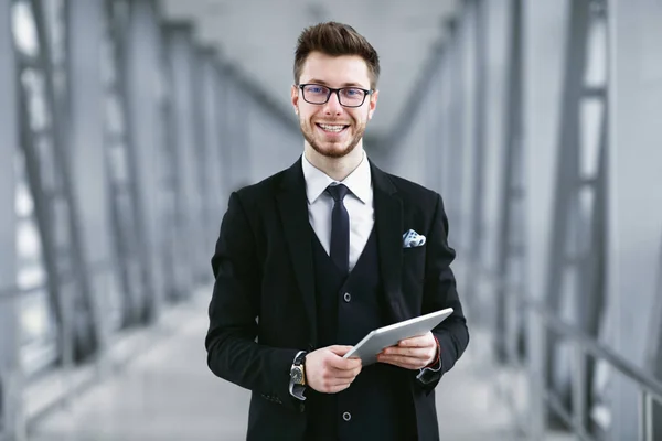 Uomo d'affari urbano sorridente con tablet digitale — Foto Stock