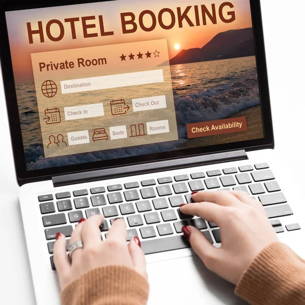 Mãos de mulher usando o site de reserva de hotel no laptop — Fotografia de Stock