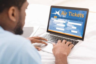 Afrikalı İşadamı Laptop 'ta Uçuş Rezervasyonu Ofiste Kolaj