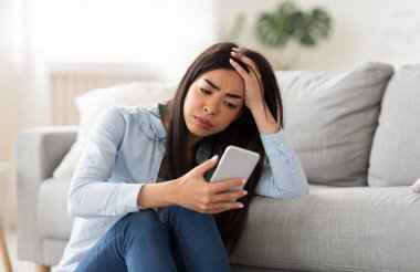 Haberler kötü. Depresyondaki Asyalı Kız Evde Akıllı Telefona Bakıyor