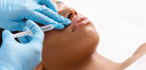 Jeune femme noire recevant une injection de beauté au salon de spa — Photo