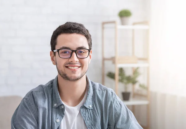 Conferencia de educación o trabajo desde casa. Sonriente chico en el interior de la sala de estar — Foto de Stock