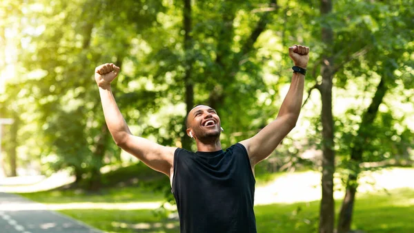 Maratona feliz corredor comemorando sua vitória ou realização durante seu treinamento no parque — Fotografia de Stock