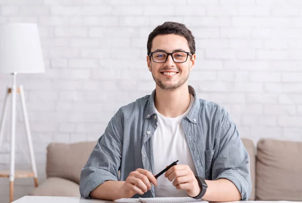 Conferenza online con il team o chattare con i follower. Uomo con gli occhiali guarda webcam — Foto Stock