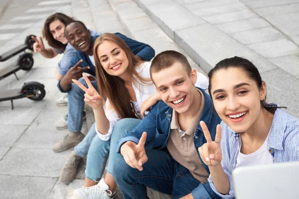 Cinq adolescents utilisant des scooters de coup de pied motorisés, prenant selfies — Photo