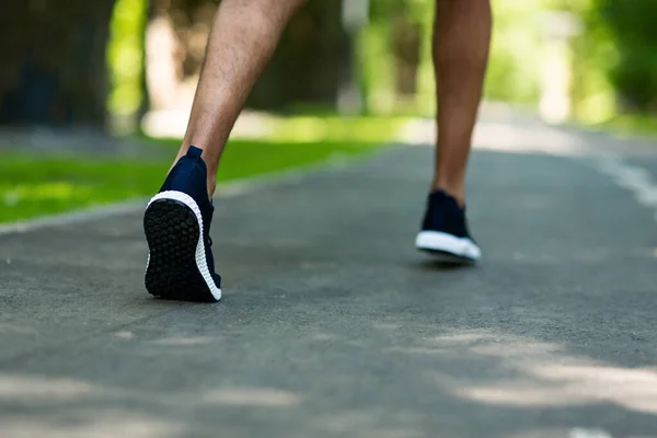 Parktaki koşu pistinde koşan siyah koşucunun bacakları kapatma görüntüsü — Stok fotoğraf