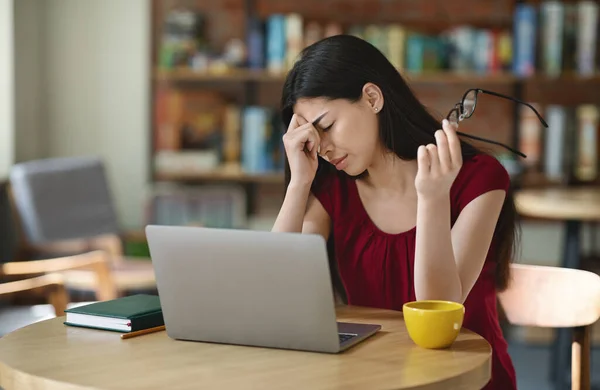 Ojos Fatiga. asiático chica frotando nosebridge cansado después de trabajar en portátil —  Fotos de Stock