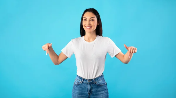 Chica feliz señalando los dedos hacia abajo en el espacio de copia — Foto de Stock