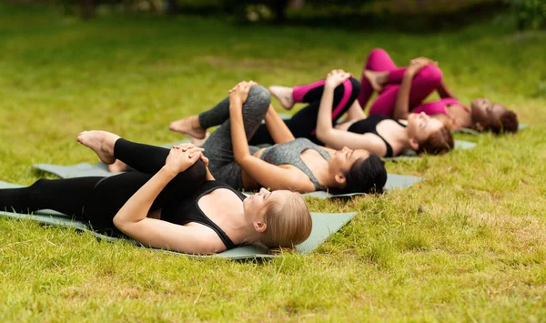 Multinationale Frauen beim Yoga-Kurs und bei Beweglichkeitsübungen im Park. Leerstelle — Stockfoto