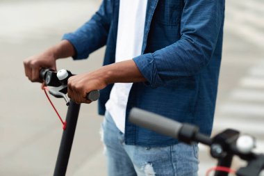 Eleman elektrikli scooter 'a biniyor.