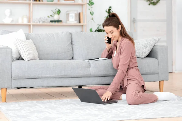 Απομακρυσμένη εργασία. Ανεξάρτητη γυναίκα που εργάζεται με το lap-top και το κινητό τηλέφωνο στο σπίτι — Φωτογραφία Αρχείου