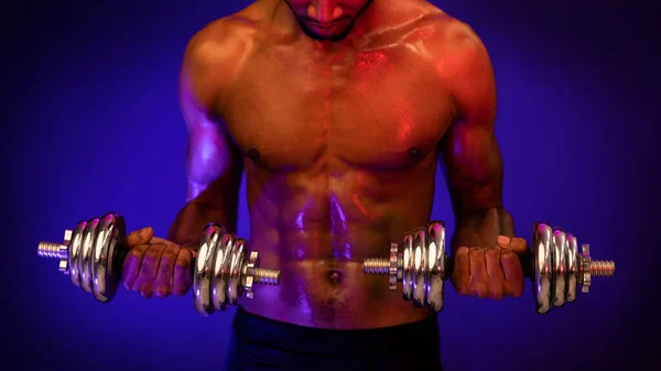 Hombre Musculoso Con Sombrillas Ejercitando Músculos De Bombeo En Estudio, Recortado — Foto de Stock